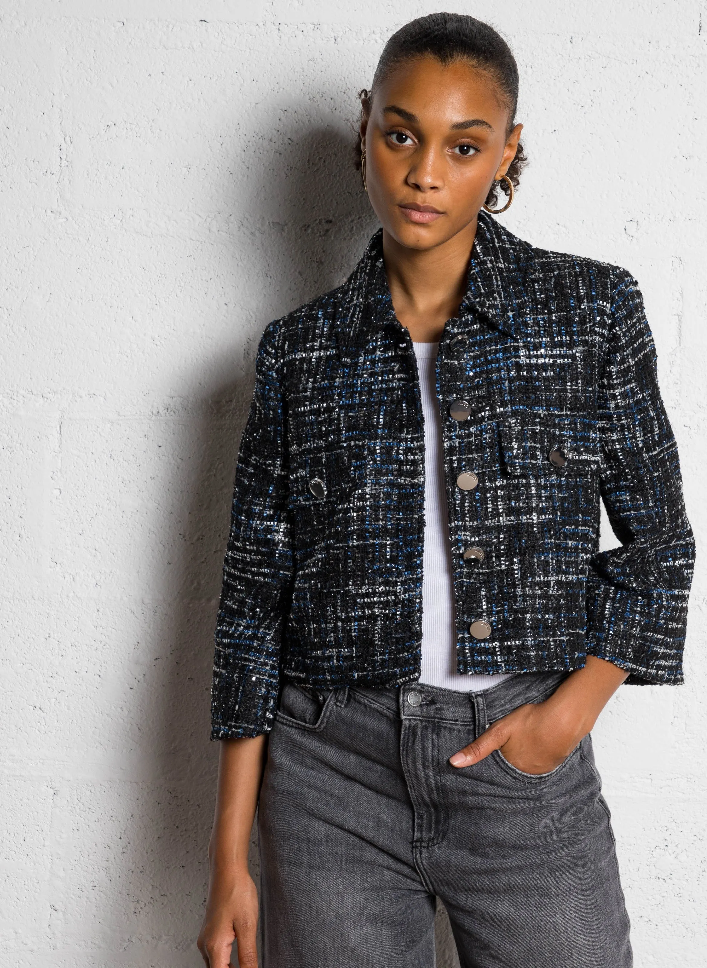 Chaqueta corta de tweed con cuello clásico en negro