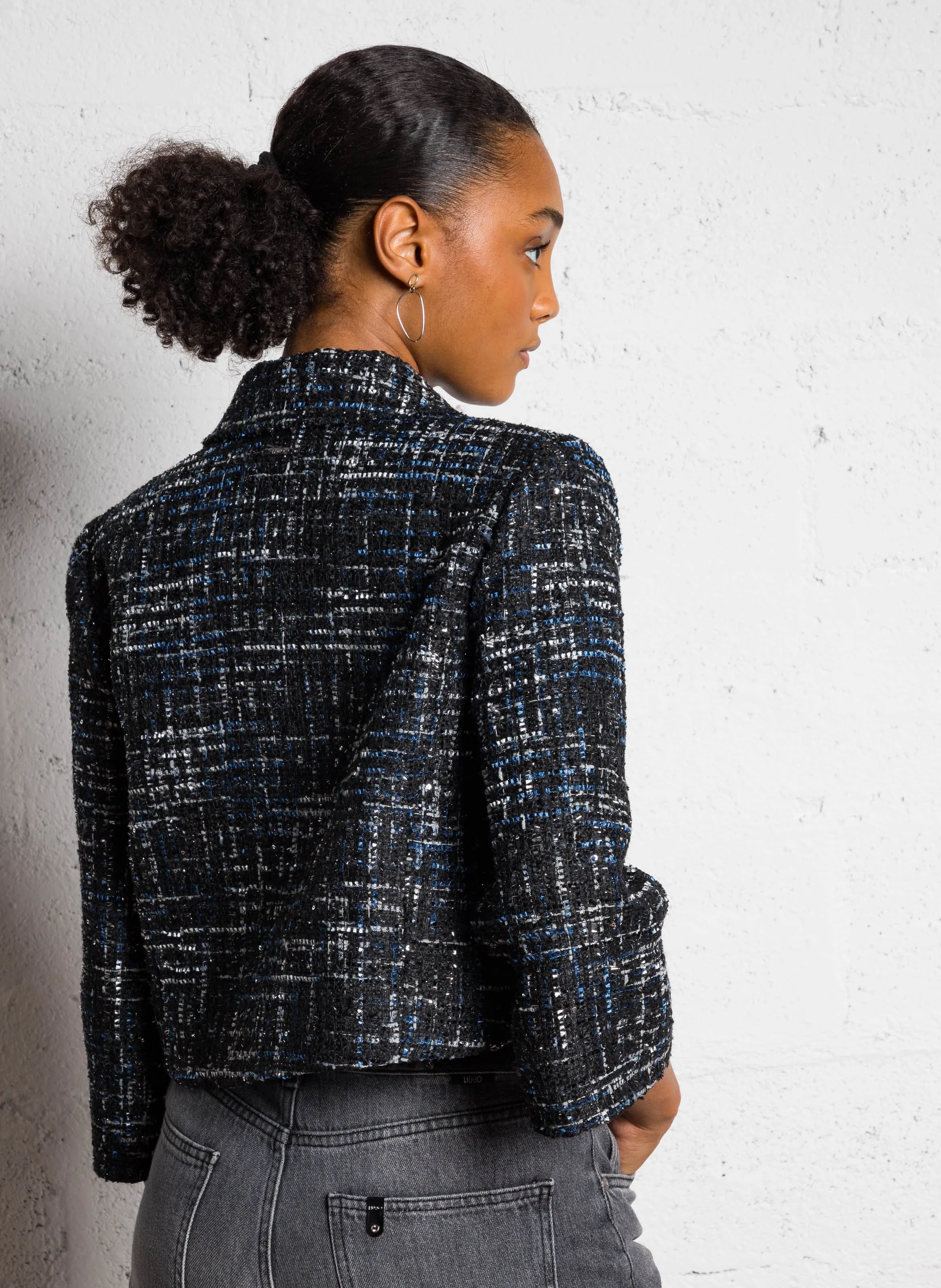 Chaqueta corta de tweed con cuello clásico en negro