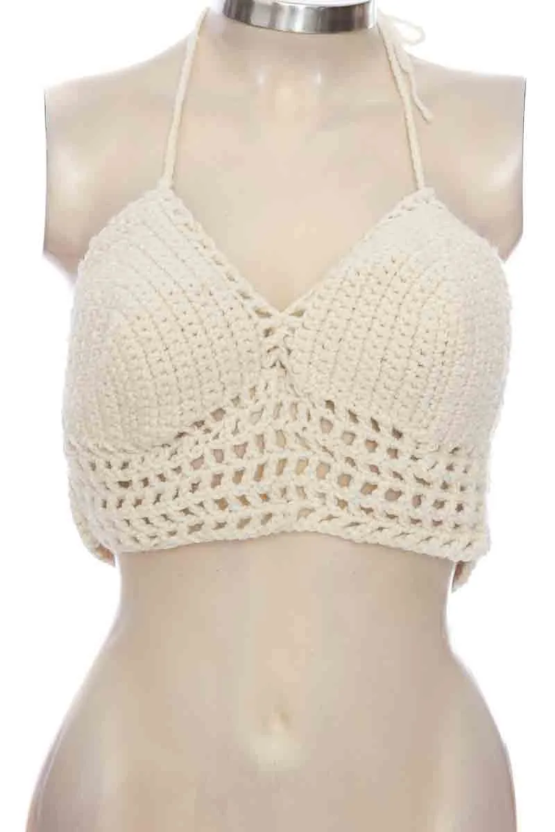 TOP / CAMISETA COLOR BLANCO  CLOSEANDO